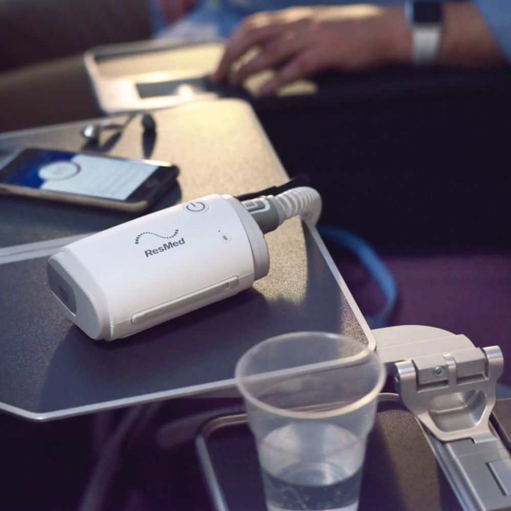 CPAP de viaje ResMed AirMini en un avión