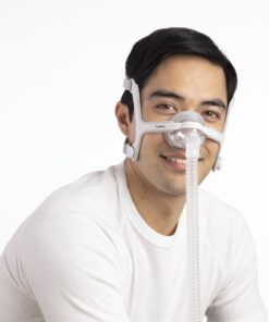 Persona usando la mascarilla nasal ResMed AirTouch N20 original durante su terapia CPAP, ajuste nasal cómodo