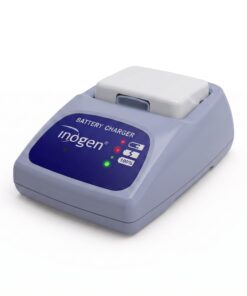 Cargador externo Inogen One G4 con una batería blanca del G4 colocada en la bahía de carga, para cargar la batería fuera del concentrador