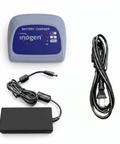 Contenido del cargador externo Inogen One G4 BA-403: base de carga, fuente de poder médica y cable de corriente incluidos, sobre fondo blanco