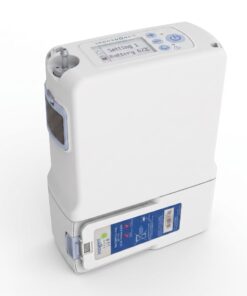 Concentrador de oxígeno portátil Inogen One G4 con la batería de doble duración BA-408 instalada, más alto en la base, de pie sobre una mesa