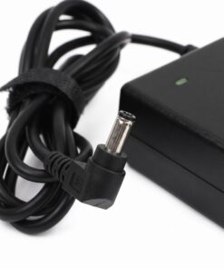 Detalle del conector redondo de salida de la fuente de poder AC Inogen BA-501 que se conecta al concentrador Inogen One G5