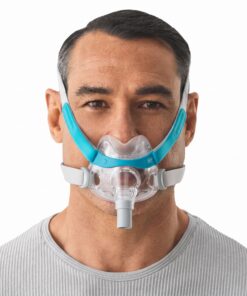 Hombre usando la mascarilla CPAP de cara completa compacta Fisher & Paykel Evora Full, vista frontal