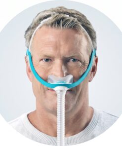 Persona usando la mascarilla nasal CPAP Fisher & Paykel Evora, con el cojín apoyado debajo de la nariz sin cubrir el puente