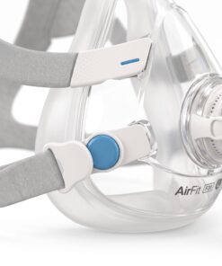 Broche magnético autoalineable del arnés de la mascarilla CPAP ResMed AirFit F20 uniéndose al marco