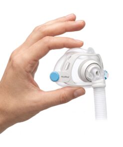 Mascarilla CPAP ResMed AirFit F40 sostenida en la mano, mostrando su tamaño ultracompacto
