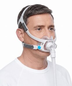 Hombre usando cómodamente la mascarilla CPAP ResMed AirFit F40 de cara completa con amplio campo de visión