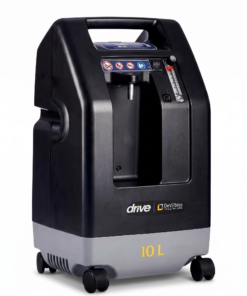 Concentrador de oxígeno estacionario Drive DeVilbiss 1025 de 10 litros por minuto reacondicionado, vista frontal en tres cuartos sobre fondo blanco