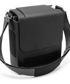 Funda de transporte del concentrador Inogen Rove 4, estuche compacto negro con solapa, malla de ventilación y correa al hombro, sobre fondo blanco