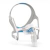 Marco InfinitySeal y codo con ventilación de la mascarilla nasal ResMed AirFit N20, vista lateral tres cuartos