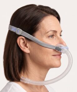 Persona usando la mascarilla nasal ResMed AirFit N30, diseño discreto de bajo perfil con tubo al frente