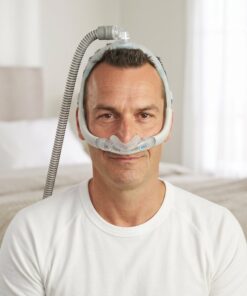 Persona usando la mascarilla nasal CPAP ResMed AirFit N30i con el tubo saliendo por arriba de la cabeza y campo visual libre