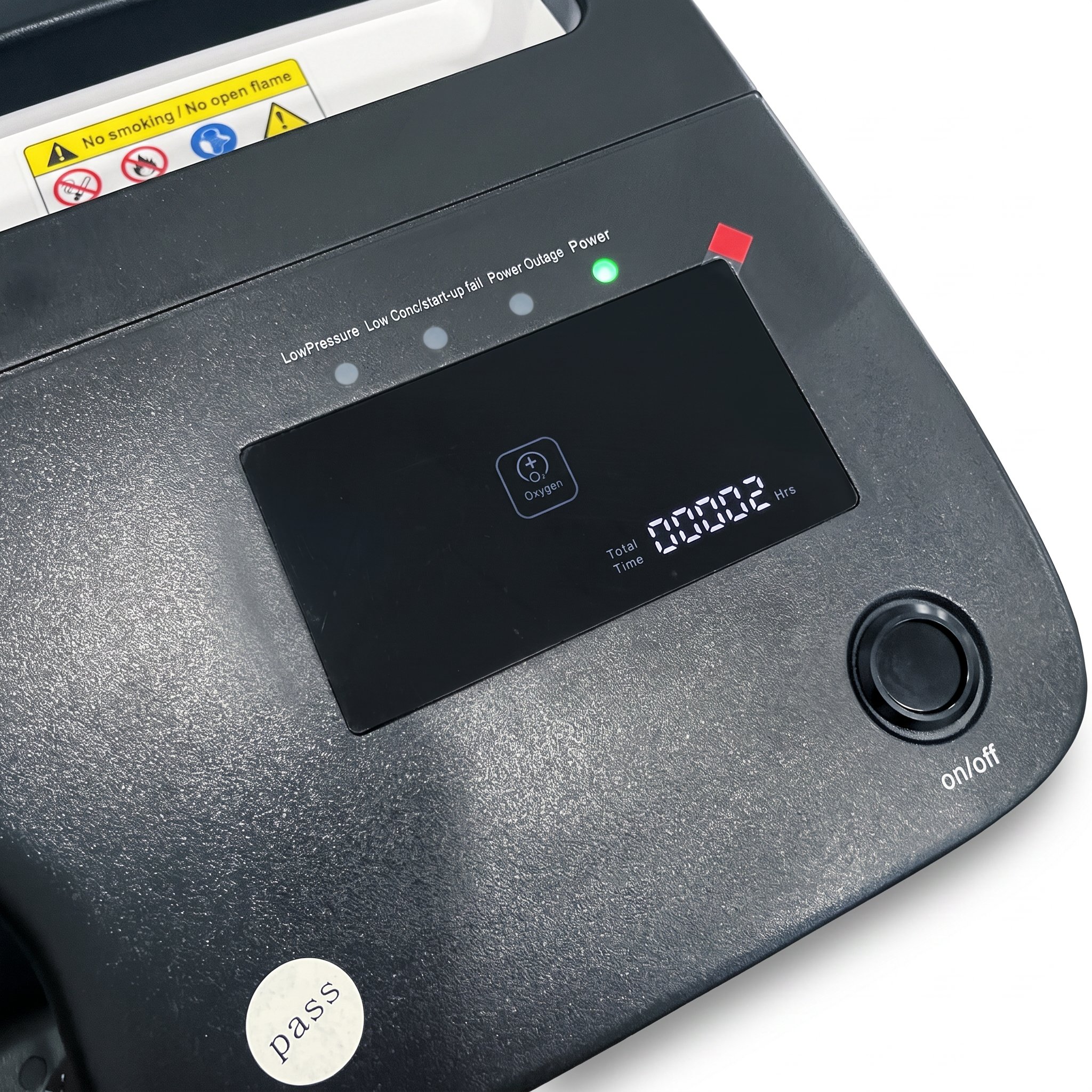 Panel de control del concentrador de oxígeno OxyHome 5L: pantalla digital con contador de horas de uso e indicadores de alarma de baja presión, baja concentración y corte de energía