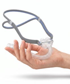 Mascarilla CPAP ResMed AirFit P10 sostenida en la mano, mostrando su tamaño compacto y peso ligero