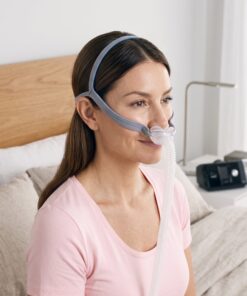 Mujer usando la mascarilla nasal ResMed AirFit P10, diseño discreto y ligero para dormir