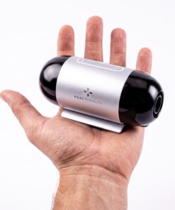 CPAP de viaje React Health Luna TravelPAP sostenido en la palma de la mano, muestra su tamaño compacto
