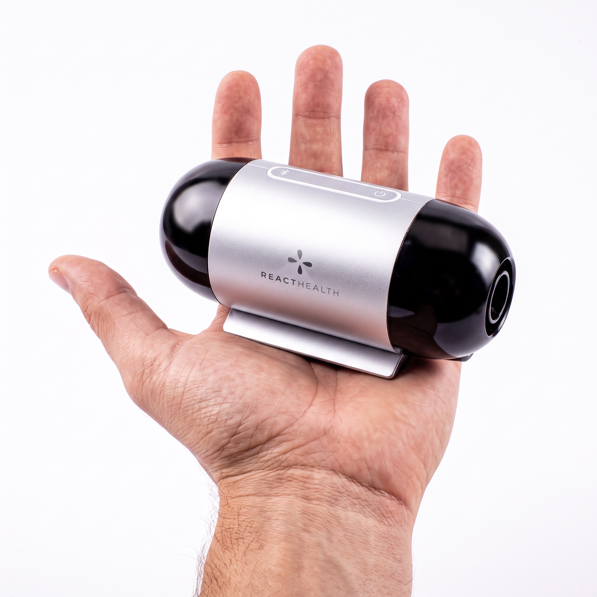CPAP de viaje React Health Luna TravelPAP sostenido en la palma de la mano, muestra su tamaño compacto
