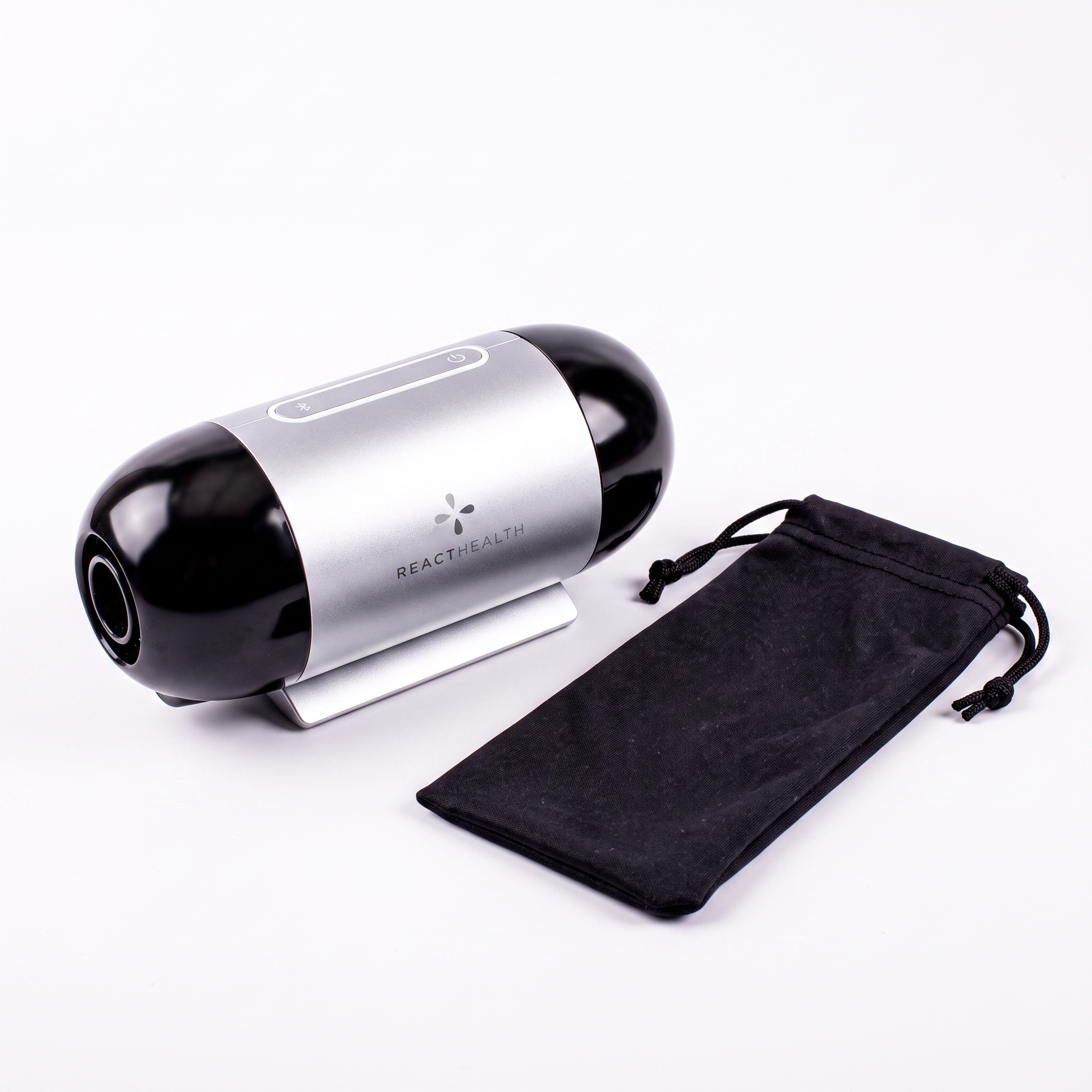 CPAP de viaje React Health Luna TravelPAP junto a su bolsa de transporte
