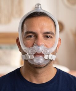 Hombre usando la mascarilla CPAP ResMed AirFit X30i con tubo por arriba y doble cojín oral-nasal