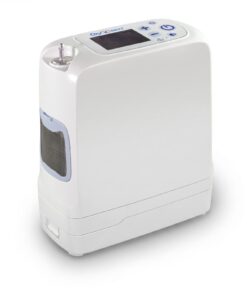 Concentrador de oxígeno portátil OxyGo Next, vista frontal, cuerpo blanco con acento azul